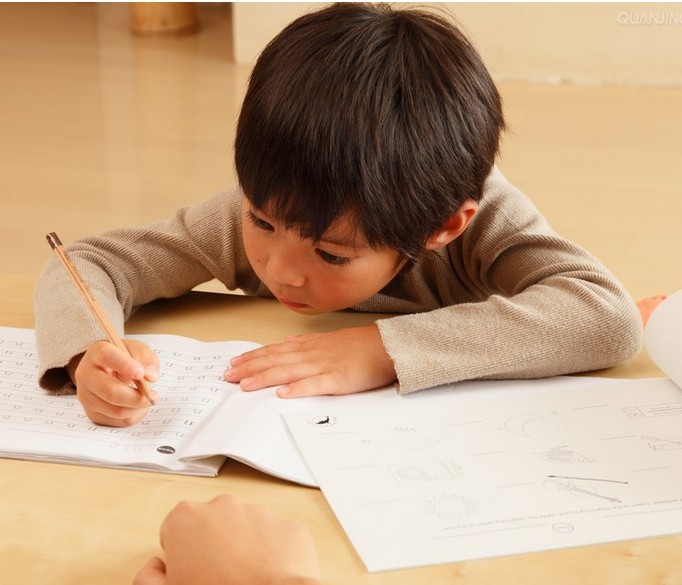 動(dòng)能教育專員認(rèn)為：孩子寫作能力的提高，那是要培養(yǎng)孩子寫作的能力，也要培養(yǎng)孩子寫作的興趣。
