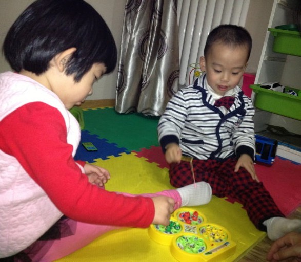 親子教育人士認(rèn)為：很多家長會給孩子做親子閱讀，在親子閱讀的過程中，難免都會遭遇寶寶撕書的情況。面對這樣的情況，父母該將孩子撕爛的書，用膠水把書補好，最好讓孩子跟父母一起把書補好。