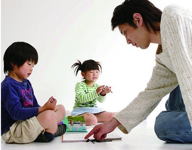 名師課博會(huì)專(zhuān)家認(rèn)為，在眾多的隨遷的孩子當(dāng)中，很多都因?yàn)閼?hù)籍來(lái)源讓孩子的教育受到影響。外來(lái)務(wù)工者隨遷子女全面接受義務(wù)教育也成了難題。