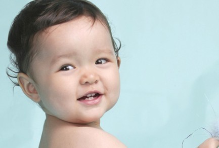 　相信大家都知道，孩子愈小，睡眠愈多。新生兒每天睡16~20小時(shí)。一個(gè)2歲孩子總共生活24個(gè)月，其中有13個(gè)月是在睡眠中度過(guò)的，所以對(duì)寶寶而言，睡眠是很重要的，因?yàn)閷殞毸叱渥愕脑?，就能促進(jìn)大腦功能的發(fā)育和發(fā)展，但是孩子晚上睡覺(jué)不好，