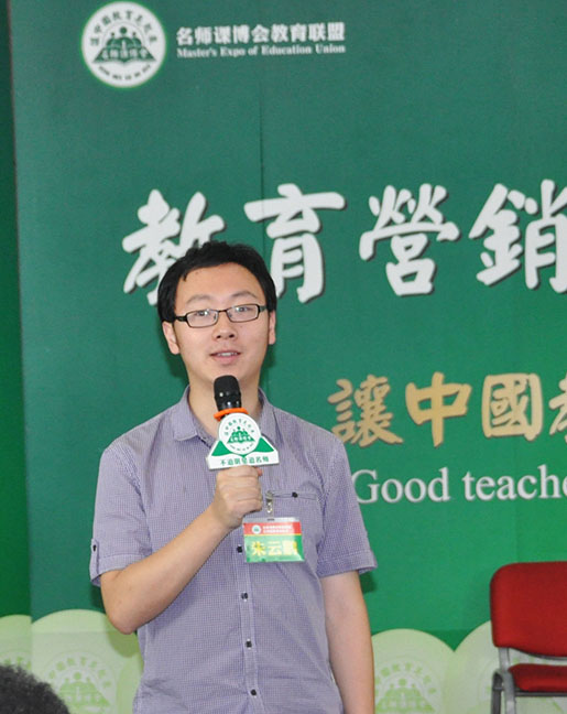 家庭教育專員 特別提醒我們，對孩子千萬不能要求太嚴(yán)格，如果從小就把孩子規(guī)范得像個小大人一樣，則孩子就會承受不該承受之重，埋下過分追求完美的心理隱患，一旦出現(xiàn)了心理問題，再干預(yù)起來就事倍功半了。所以，孩子，一定要讓他們像個孩子，犯點兒小錯沒什么，千萬不能苛求他們，如此他們才能正常地發(fā)展。