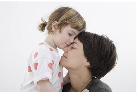 歐陽維建老師認(rèn)為：家庭教育最根本的是父母教育孩子會做事做人。家庭教育的頭等大事人品教育