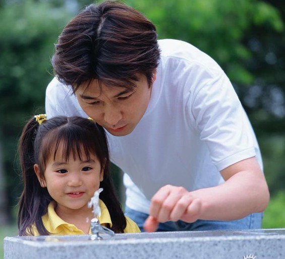 　在中國(guó)基本人人都有做父母的資格，但是有做父母的資格不代表，做父母就合格。為什么這樣說(shuō)呢?