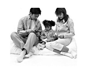 對于家長來說都非常愛孩子，但不少家長更愛面子，經(jīng)常那孩子的不足之處與別的孩子的優(yōu)點相比，越比越傷孩子的自尊與自信，并且家長也是越比越傷心、越比越生氣，一生氣就情不自禁的訓(xùn)斥起自己的孩子，目的是想激勵一下孩子，結(jié)果方法不當，是自己被“激動”了。這種比較是非常有害的。