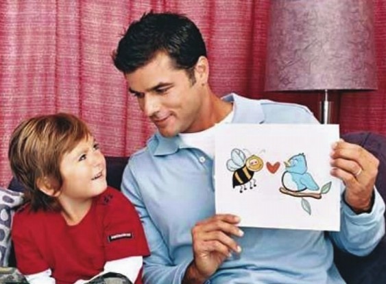 愛(ài)通天下教育專員提醒跟各位父親：父母親是孩子的啟蒙老師，家庭是孩子人生的第一所學(xué)校，孩子的性格、興趣愛(ài)好、道德品質(zhì)等形成都與父母的教育息息相關(guān)。