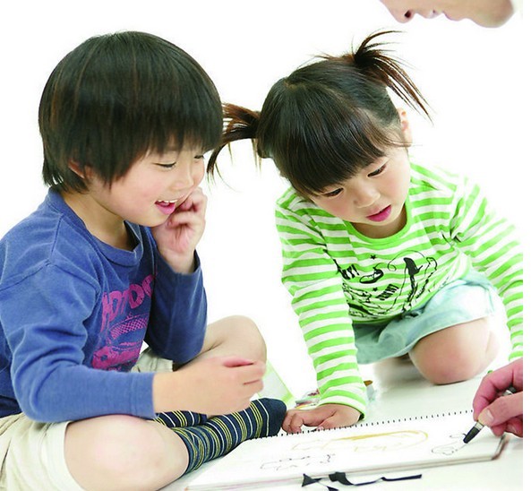 教育專員建議當(dāng)父母對孩子門之間的芝麻蒜皮的行為感到煩惱時，不如讓孩子自己做主，讓孩子在慢慢成長的過程中，通過自己的事情自己解決，消化處理自己遇到的矛盾，從慢慢適應(yīng)過渡到學(xué)會應(yīng)對更加復(fù)雜的事情，可以鍛煉孩子解決問題的能力。