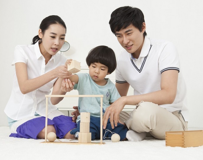 　家庭教育專家認(rèn)為：對(duì)于中國(guó)家庭教育而言，很多時(shí)候父愛(ài)深大如山，但是父親總是默默地為孩子做很多事情，在外邊打拼事業(yè)也是為了孩子。但是對(duì)于孩子的愛(ài)，父親卻不懂如何表達(dá)。