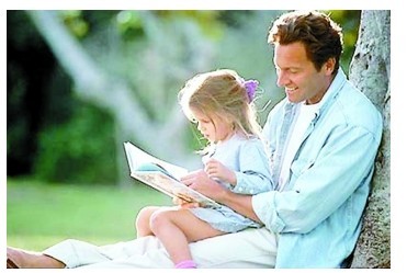 　名師課博會的專家認(rèn)為， 家長想教育好孩子，必須以身作則，這樣才能讓孩子養(yǎng)成良好習(xí)慣。比如吃米飯時家長想教孩子勤儉節(jié)約，