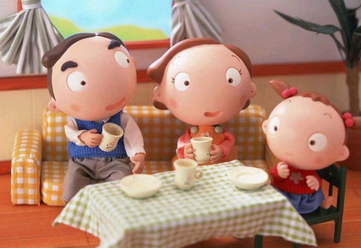 　家庭是社會構(gòu)成最基本的細(xì)胞，是由婚姻關(guān)系、血緣關(guān)系或其它親族關(guān)系所組成的社會的最基本的單位。這個單位里有豐富的親屬、親族的親情活動;有成員間共同的經(jīng)濟(jì)活動;還有豐富情感的社會性活動。