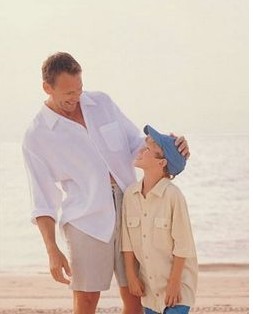 　黃怒波大家都很熟悉，他既是一個商人，也是一個詩人，作為商人，他是中國新一代儒商代表，作為詩人，是中國詩歌界的駱英。但他的婚姻曾有過波折，他離異之后，黃怒波既當(dāng)?shù)之?dāng)媽，獨自拉扯孩子。