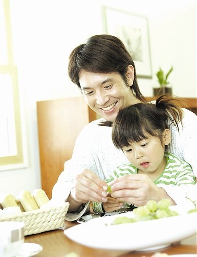 　我女兒學(xué)習(xí)水平現(xiàn)在處于中等，但我從來不以此作為女兒是否要努力的標(biāo)準(zhǔn)。我和我老婆的教育理念相反。我老婆是女兒不進(jìn)前5名就會生氣，而我剛剛相反，