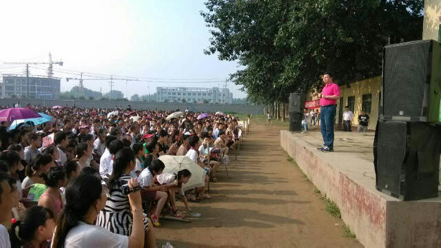 在講學現(xiàn)場中，歐陽維建，直指其核心，引人入勝，給孩子和家長心靈洗禮，會場中歐陽老師精彩演講贏得了連綿的掌聲。