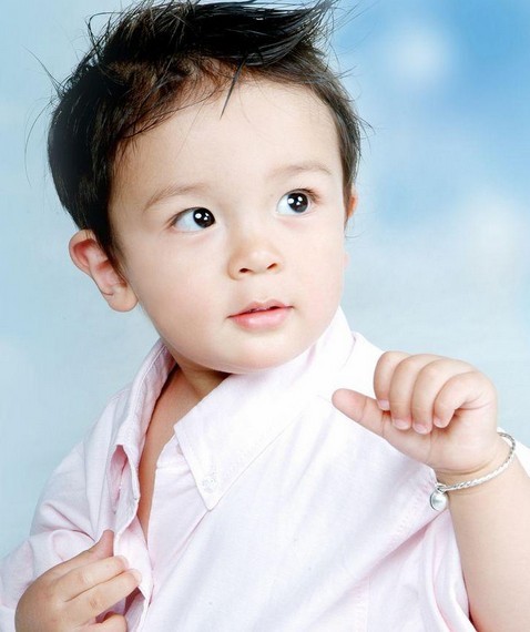 愛(ài)通天下教育專員認(rèn)為，對(duì)于過(guò)分鼓勵(lì)孩子優(yōu)點(diǎn)，過(guò)分關(guān)注孩子優(yōu)點(diǎn)對(duì)孩子的缺點(diǎn)視而不見，是不對(duì)的。同樣的，對(duì)于過(guò)分有的家長(zhǎng)過(guò)于注重孩子的缺點(diǎn)，對(duì)孩子的優(yōu)點(diǎn)視而不見。