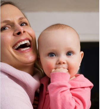 那么對(duì)于寶寶吃手指的行為我們應(yīng)該注意哪些呢?愛(ài)通天下網(wǎng)小編給大家?guī)c(diǎn)意見(jiàn)希望各位家長(zhǎng)采納。 