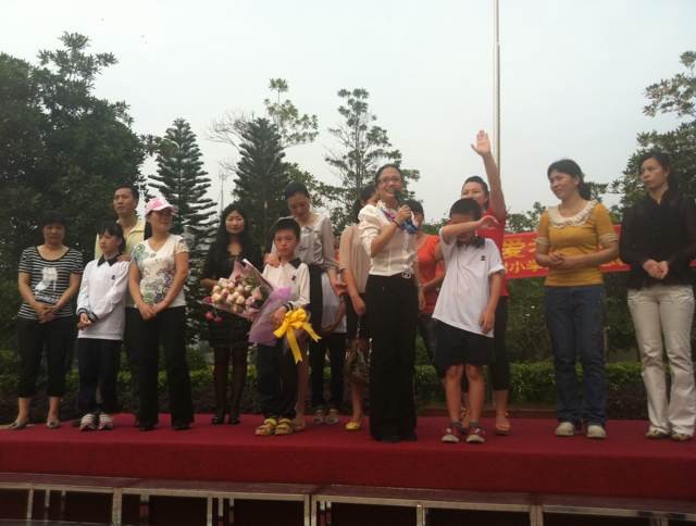 面對全體師生家長大聲吶喊：“爸爸媽媽，我愛您!老師。我愛您!”他們爭先恐后地?fù)肀ё约旱母改?、親人和老師! 