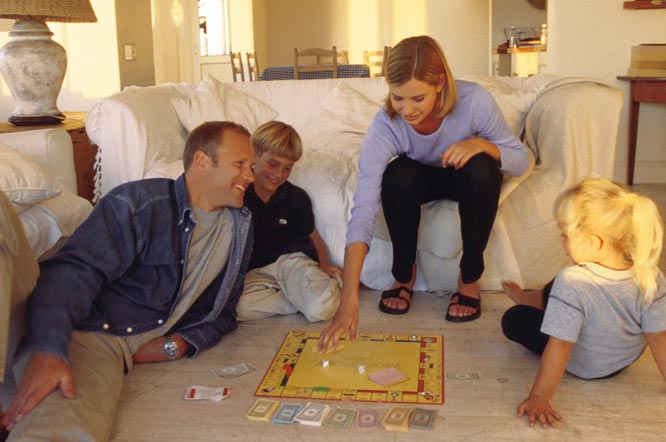 　放暑假咯!孩子當(dāng)然高興，但是很多媽媽都要上班,無法在家?guī)Ш⒆?很多時候就因?yàn)闆]有人帶孩子就顯得有些頭疼.特別是幼兒園放假孩子閑適在家沒人照顧怎么辦呢?