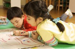 暑假父母急著給小孩子報(bào)班學(xué)英語(yǔ)有必要嗎？