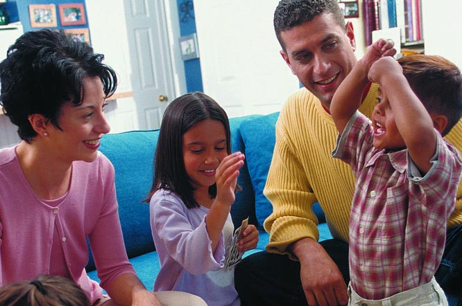 那么父母應(yīng)該承擔(dān)起教育孩子的責(zé)任，如何將這家庭教育進(jìn)行得更好。讓孩子感受到這種愛(ài)的力量和責(zé)任。那么具體怎么做? 