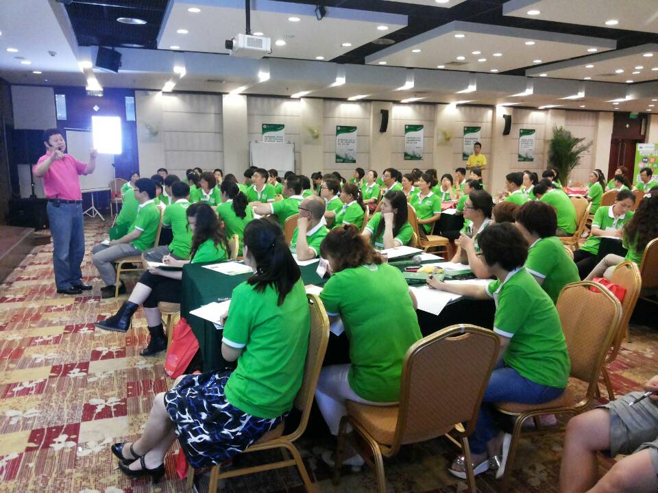 今天雖然是北京學(xué)習(xí)動力營和父母大學(xué)同期開課的第一天。但是我們看到這些偉人父母們，都能很快就進(jìn)入到學(xué)習(xí)狀態(tài)當(dāng)中。今天下午，通過主持人的引導(dǎo)之后，給參加這些課程的維偉人父母們和少年演講家們，跳一支《少年演講家》舞蹈。為接下來的課程鋪墊了良好的氛圍。 