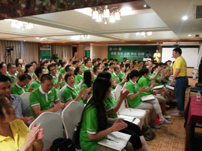 歐爸特意在下午的時(shí)候擠時(shí)間出來(lái)提前來(lái)到父母大學(xué)為父母?jìng)円?jiàn)面