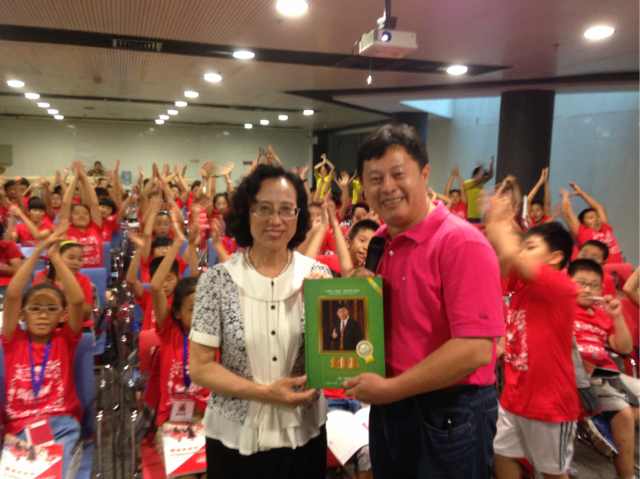 孩子們在助教隊的引領(lǐng)下游歷清華美麗風(fēng)光，覓偉人足跡、學(xué)偉人精神、拓偉人胸懷！