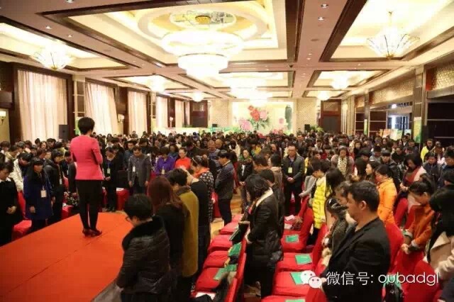 2014年12月13日，國家公祭日，與會(huì)集體默哀三分