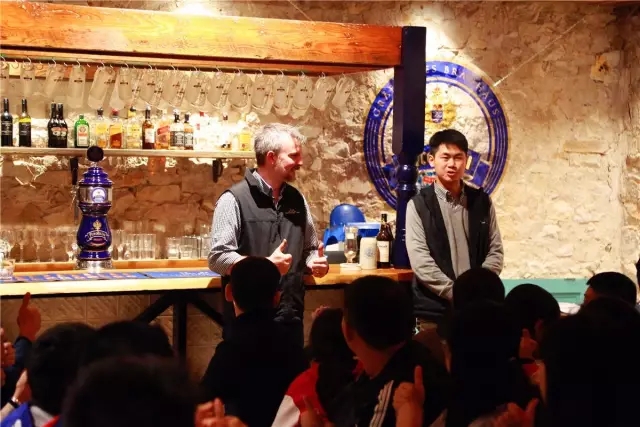 他驚嘆我的自信，我鐘愛他的柔情