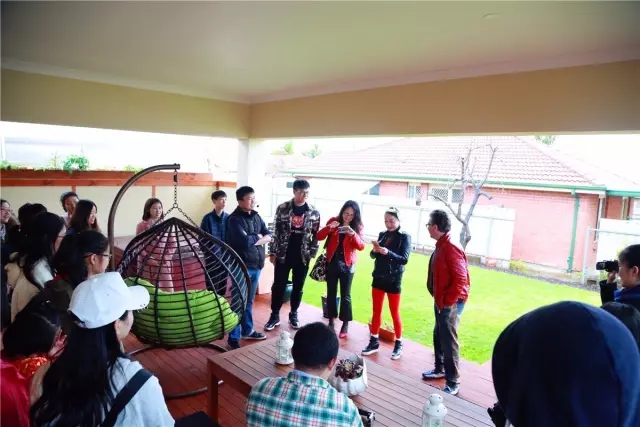 他驚嘆我的自信，我鐘愛他的柔情