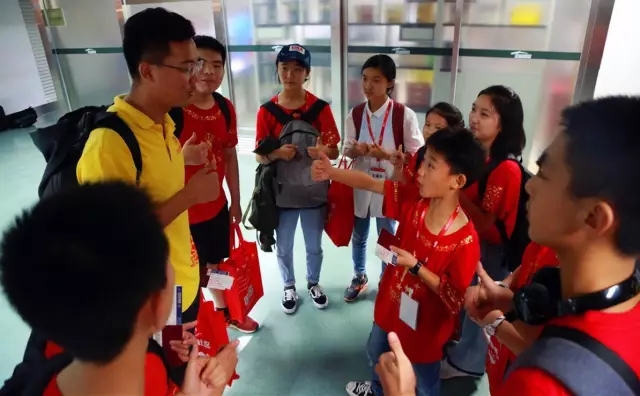 他驚嘆我的自信，我鐘愛他的柔情